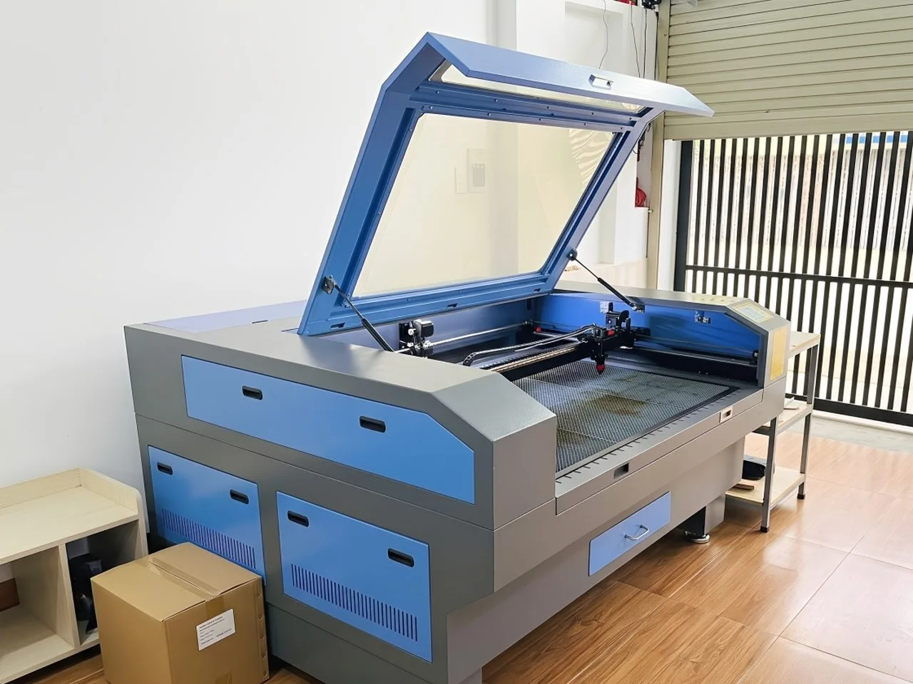 Khu cắt laser với máy laser khổ lớn tại Infinite Makerspace