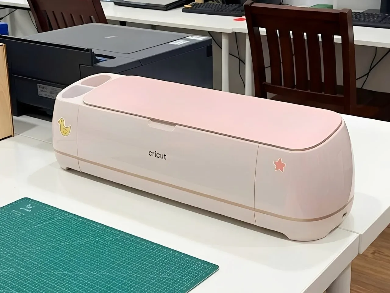 Khu thủ công giấy với máy cắt Cricut tại Infinite Makerspace