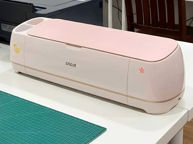 Máy cắt Cricut và bộ thảm cắt tại khu thủ công giấy Infinite Makerspace